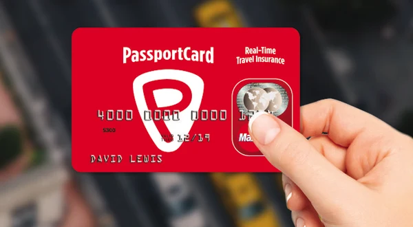 יד מחזיקה כרטיס אדום של PassportCard