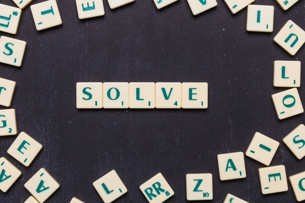 אריחי אותיות היוצרים את המילה SOLVE על רקע כהה